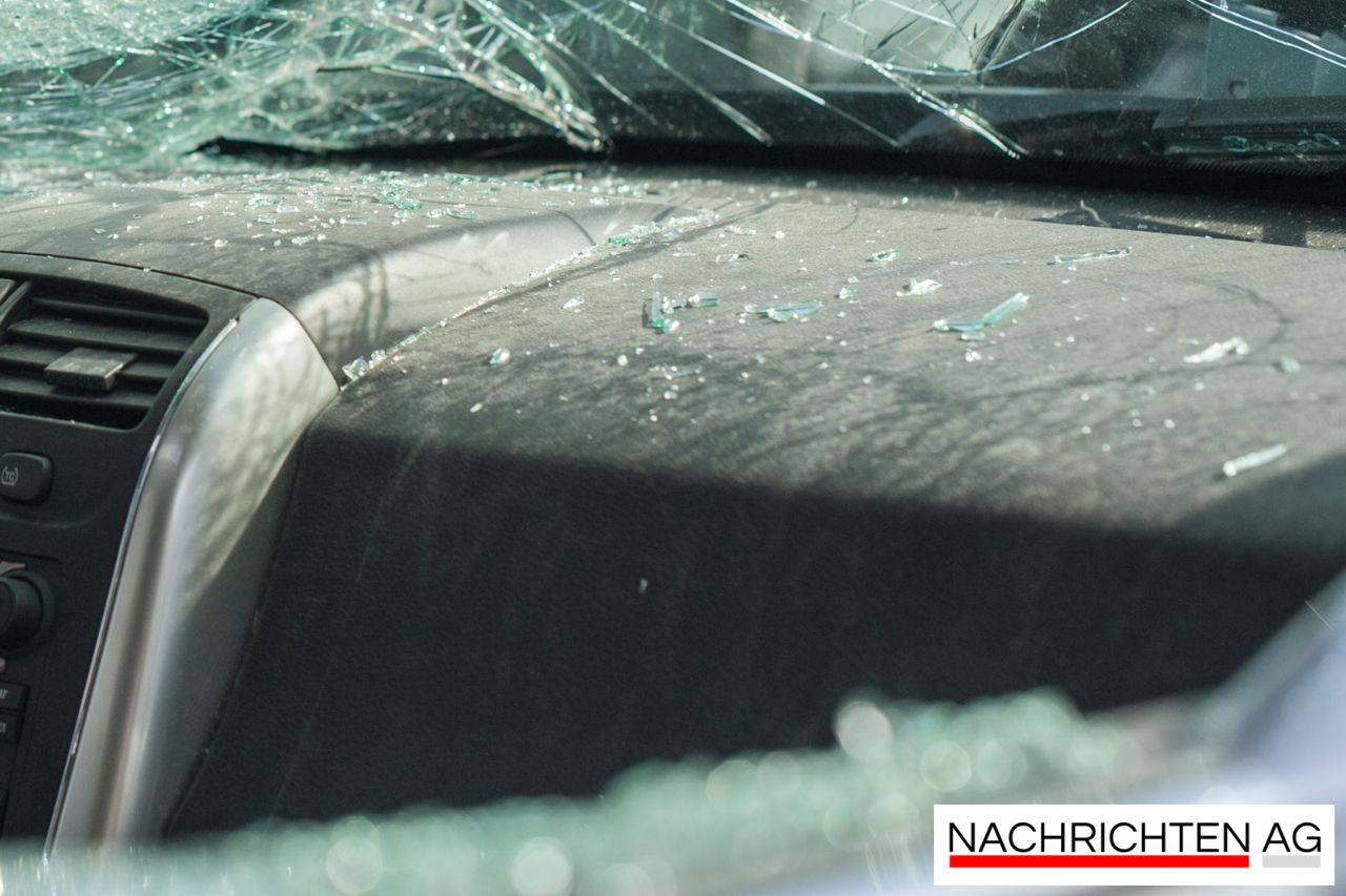 Silo vehicle crashes against tree: driver remains incredibly unsupply!