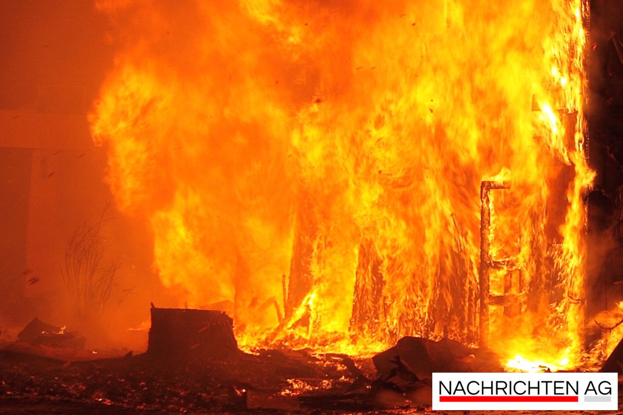 Großbrand in Leegebruch: Feuerwehr rettet Familie vor den Flammen!